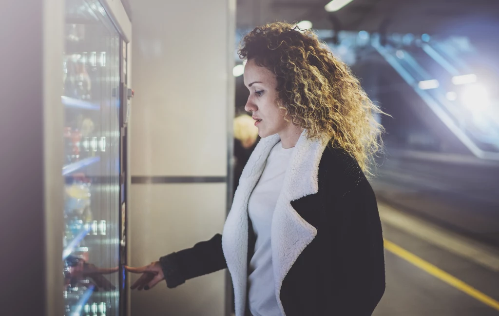 Wygląda jak zwykły automat z przekąskami, ale... ratuje przed przedawkowaniem