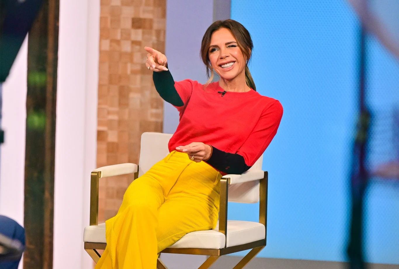 Niedawno 47-latka pojawiła się w programie "Good Morning America", gdzie promowała swoją linię kosmetyków. Fani żony Davida Beckhama są zaskoczeni jej nagłą i niespodziewaną zmianą wyglądu! W jej twarzy momentami trudno rozpoznać piękność z lat 90. - gwiazda ewidentnie przesadziła z wypełniaczami do ust, a fani plotkują, że wymieniła sobie zęby, a także skorzystała z botoksu.