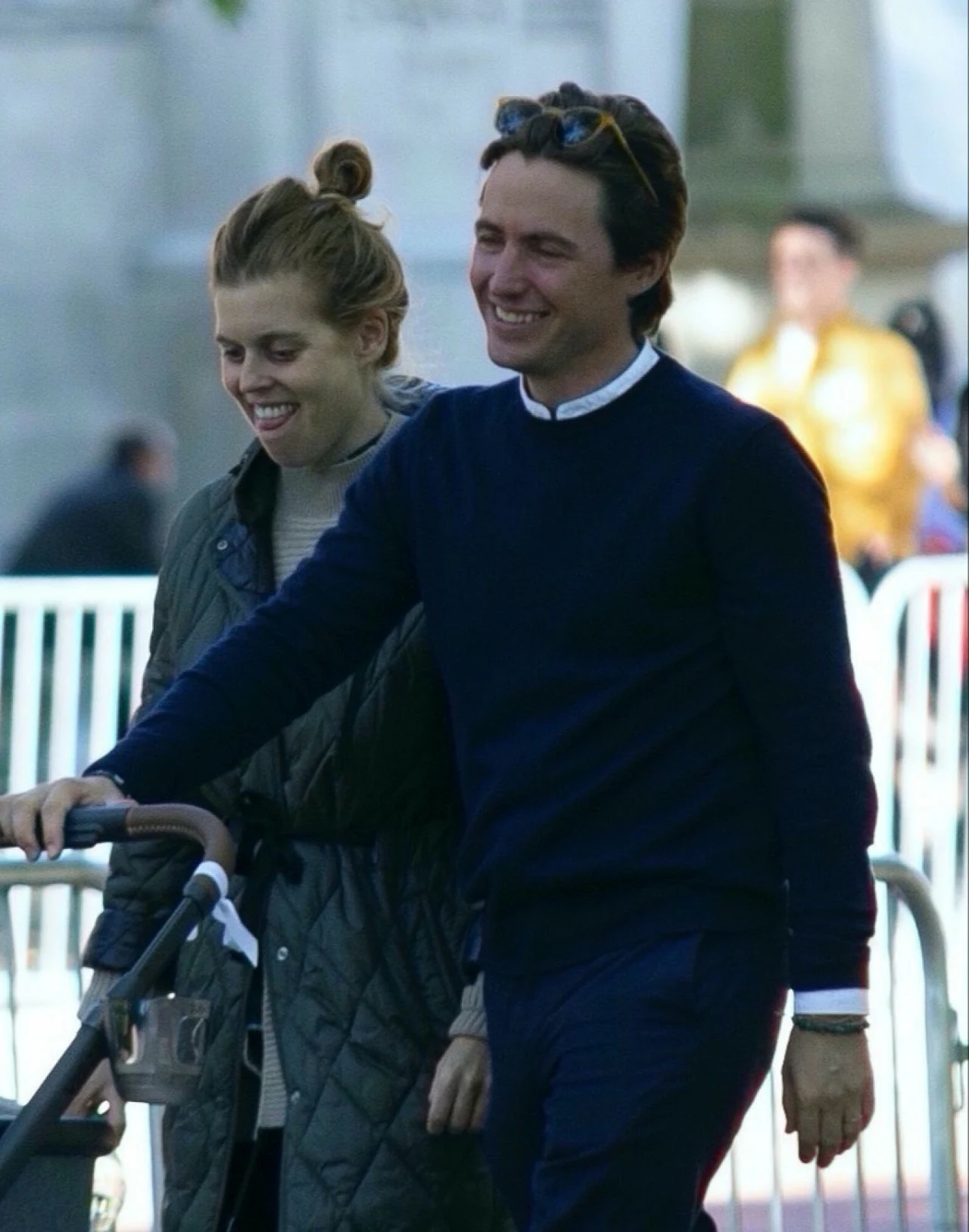 Beatrycze postawiła na naturalny look i pojawiła się na spacerze w dresie i bez makijażu