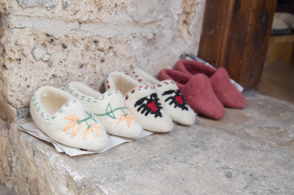 Ciekawą pamiątką z Albanii są ręcznie robione pantofle