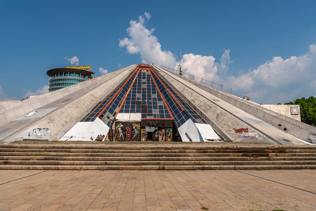 Charakterystycznym obiektem w Tiranie jest piramida