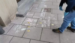 Rysunki przed biurem PiS