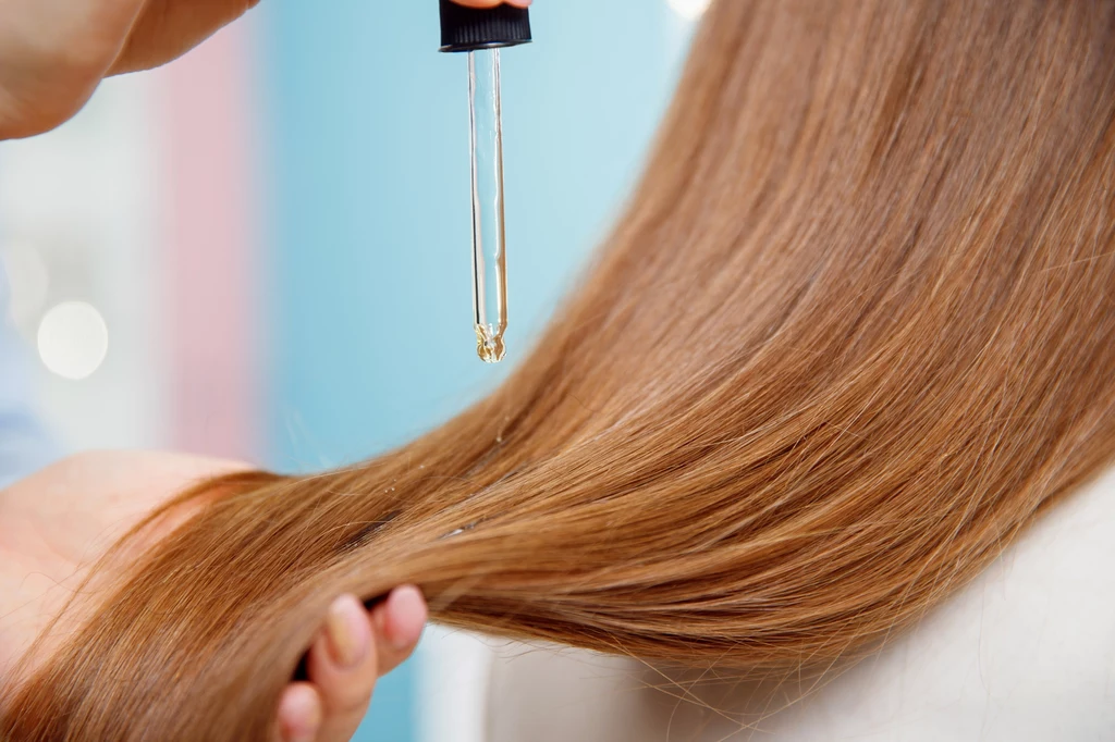 Regularna aplikacja oleju tsubaki sprawi, że włosy staną się miękkie i gładkie