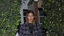 Hailey Bieber zdecydowała się na stylowy zestaw - krótką spódnicę i żakiet w odcieniu granatu. 