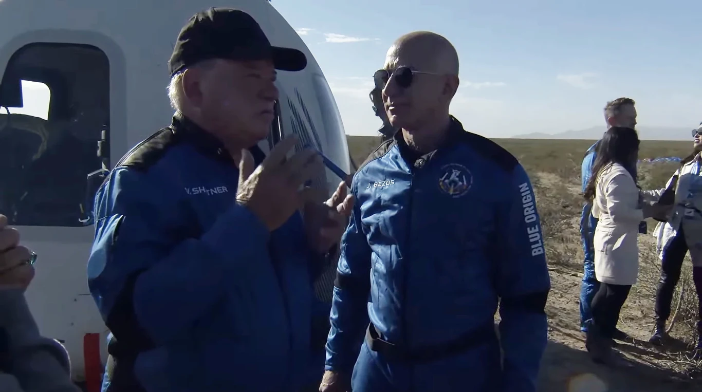 William Shatner (L) i Jeff Bezos (P)
