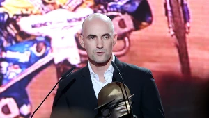 Uparł się, że stanie na nogi. Trudno go przepędzić z siłowni