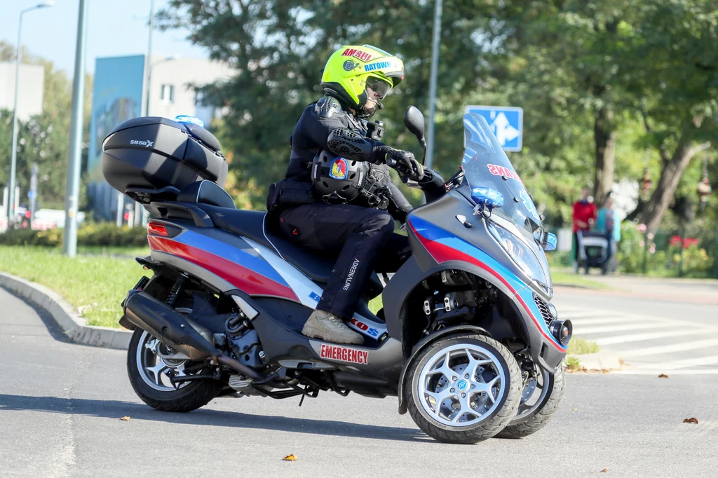 Marcin "Borkoś" Borkowski to ratownik medyczny, pracujący m.in. w karetce. Po godzinach, w ramach wolontariatu, pełnił patrole na motoambulansie