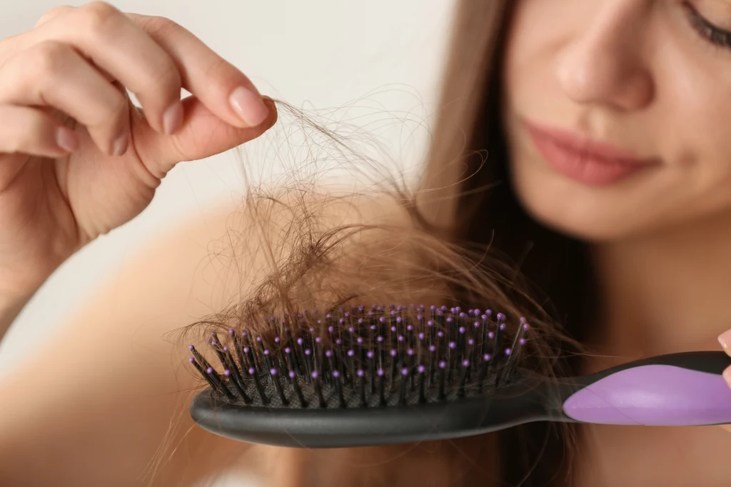 Wcierka z cebuli może pomóc w walce z nadmiernym wypadaniem włosów