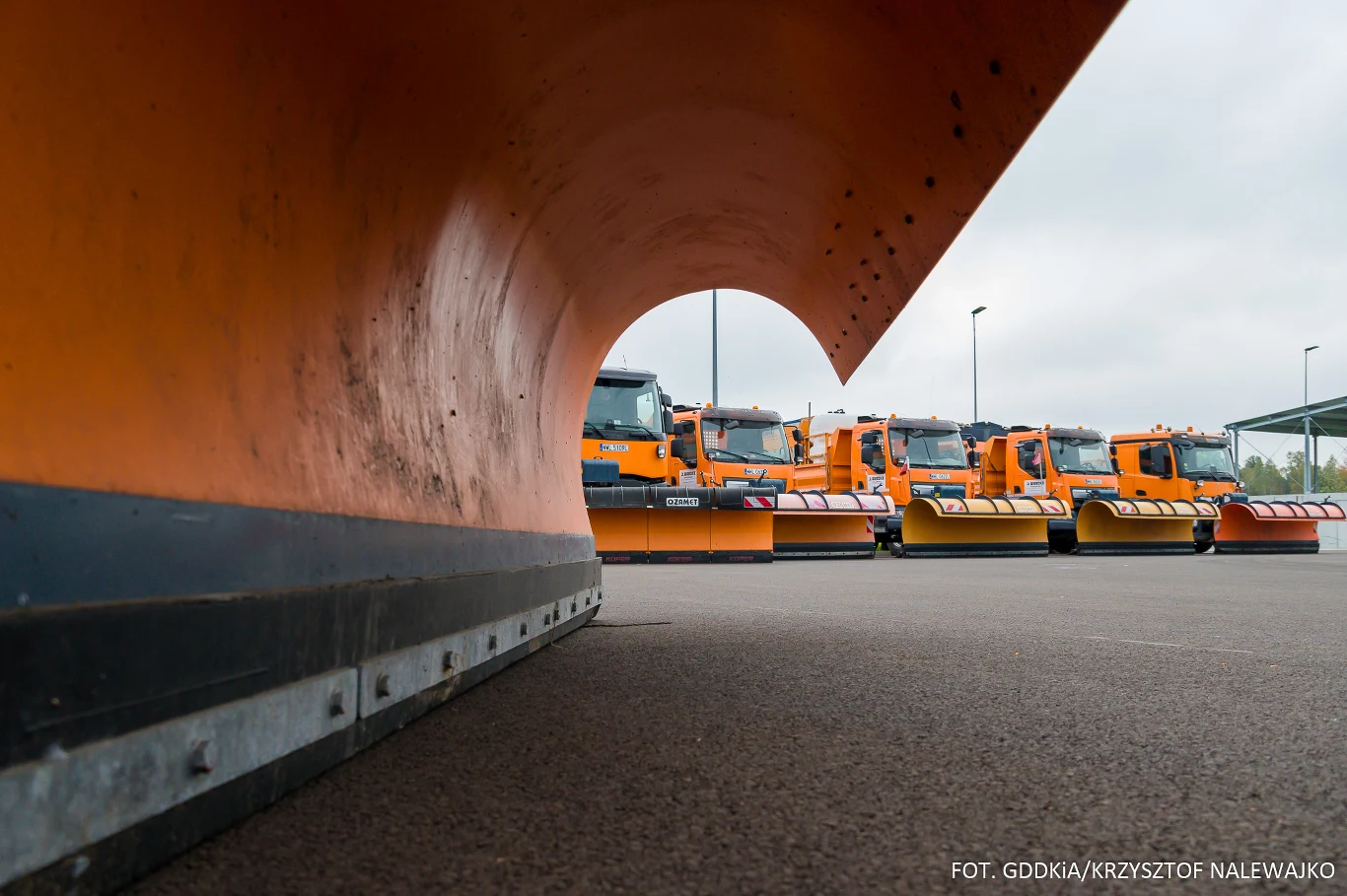 Akcja Zima. 2,5 tysiąca pługów i pługopiaskarek ma pracować na drogach krajowych Akcja Zima. 2,5 tysiąca pługów i pługopiaskarek ma pracować na drogach krajowych