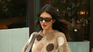 Kendall Jenner w jesiennym sweterku i jeansach. Co noszą zagraniczne gwiazdy? 