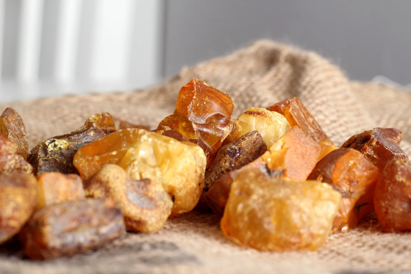 Przed czym chroni bursztyn? Niektórzy uważają go za amulet