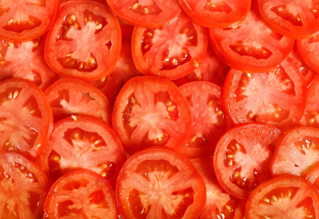 Pomidory można przechowywać w koszyku na kuchennym stole
