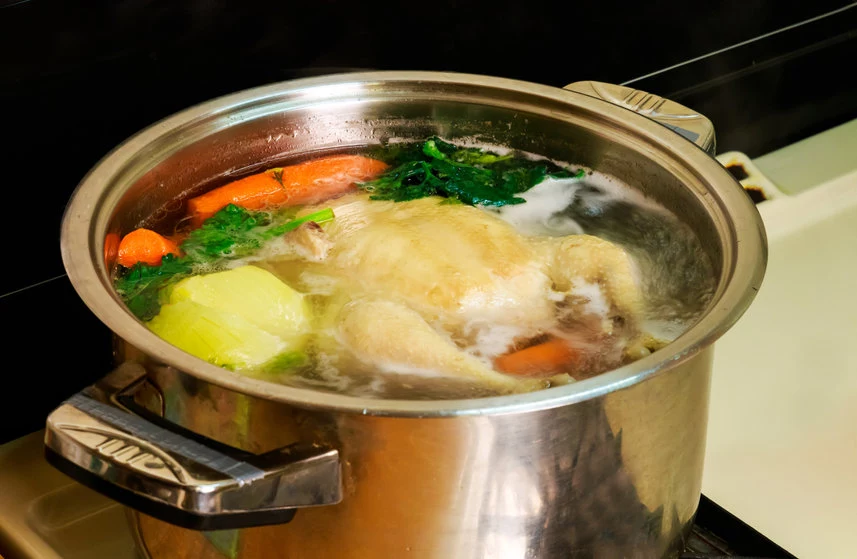 Rosół to klasyczna zupa podawana w niedzielę. Czasem z jego składnikami można eksperymentować
