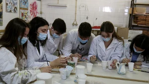 Mniej zachorowań wśród młodzieży po rozpoczęciu roku szkolnego 