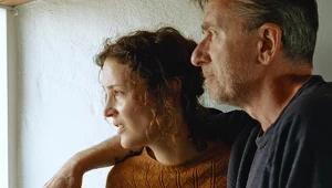 Główne role w "Wyspie Bergmana" grają Vicky Krieps i Tim Roth 