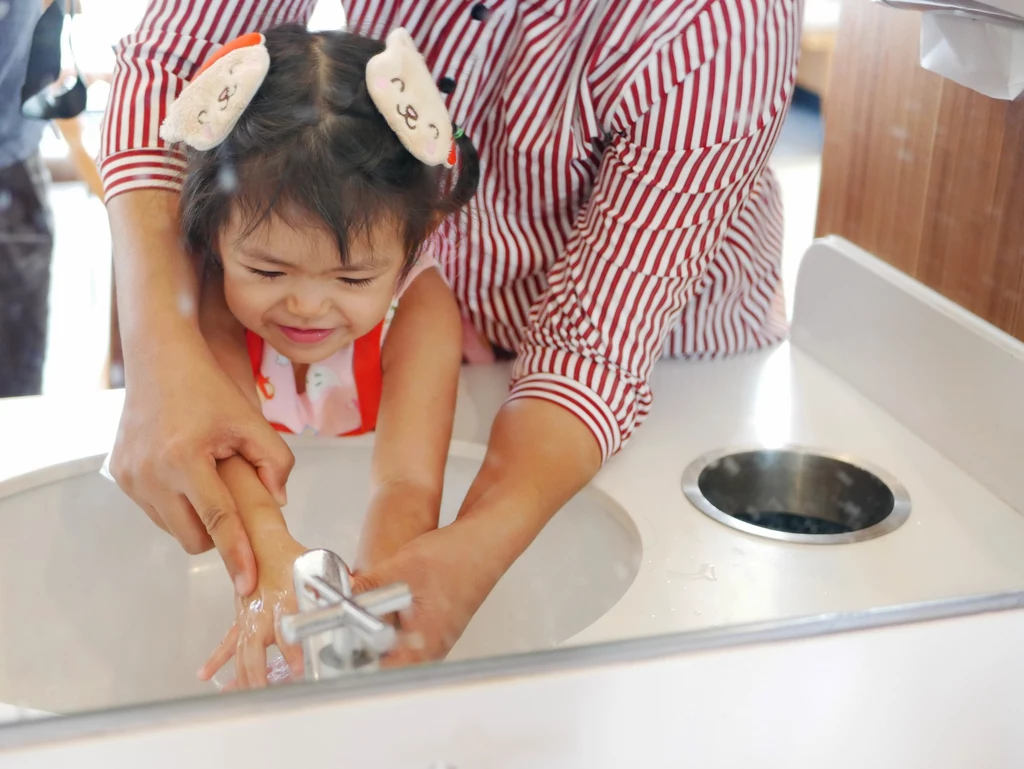 Nawyk prawidłowego mycia rąk powinien być wpajany od dziecka