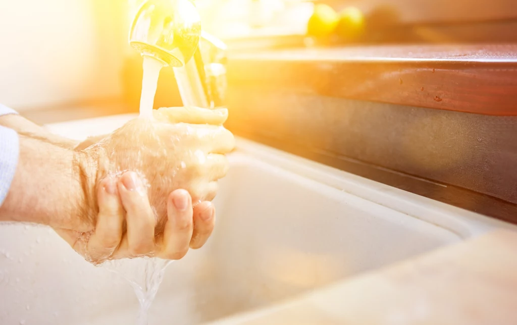 Obsesyjno - kompulsywne mycie rąk nasiliło się w czasach pandemii. Czym skutkuje?