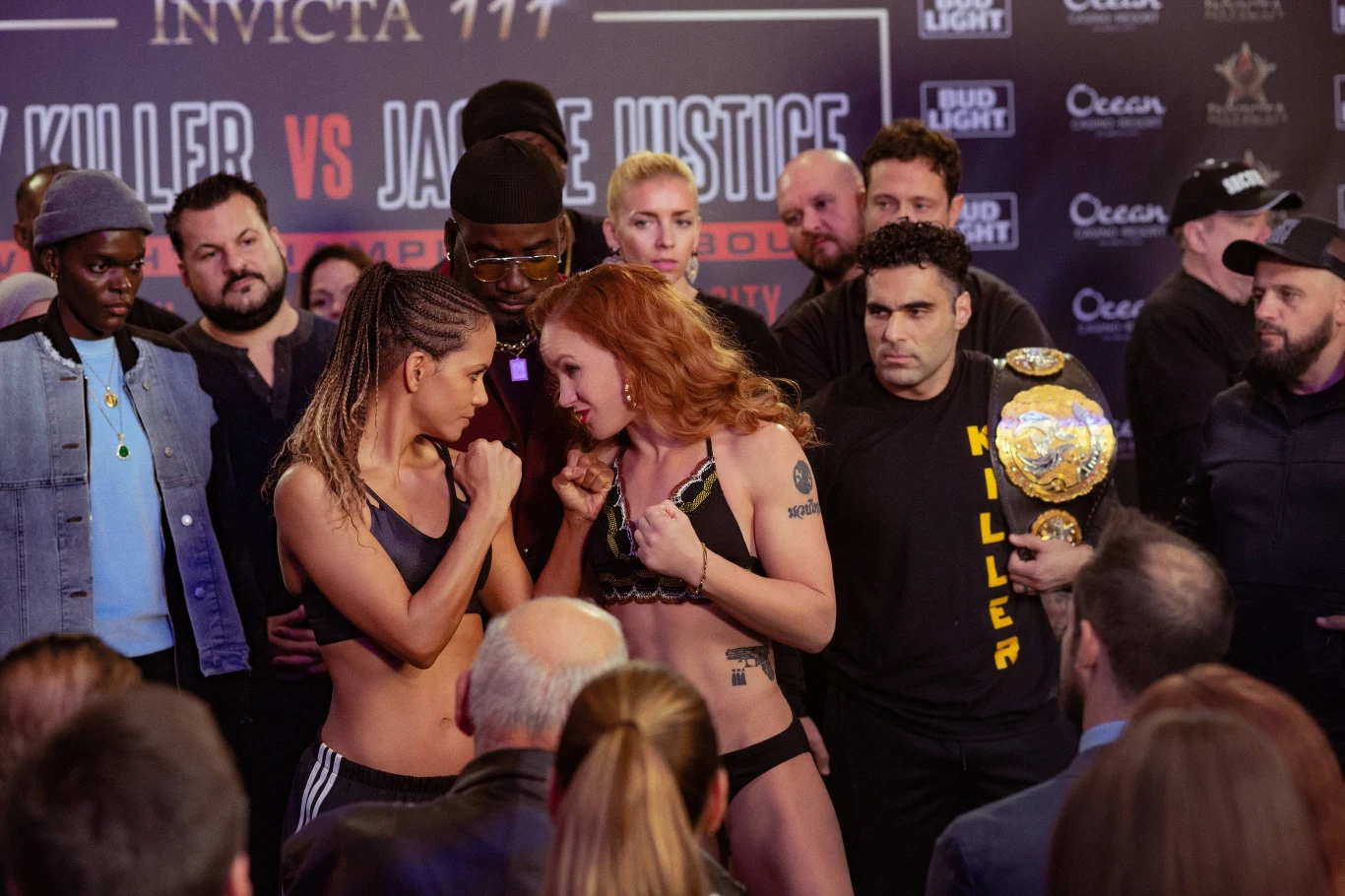 W ubiegłorocznej rozmowie z magazynem "Variety" 54-letnia Berry ujawniła, że na planie swojego reżyserskiego debiutu, w którym wciela się także w główną postać, złamała dwa żebra. Kontuzja była efektem ciosu kolanem w klatkę piersiową w scenie walki, w której bohaterka Berry toczyła pojedynek z postacią graną przez Valentinę Shevchenko.