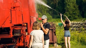 "Rolnik szuka żony 8": Iza i Asia u Kamila