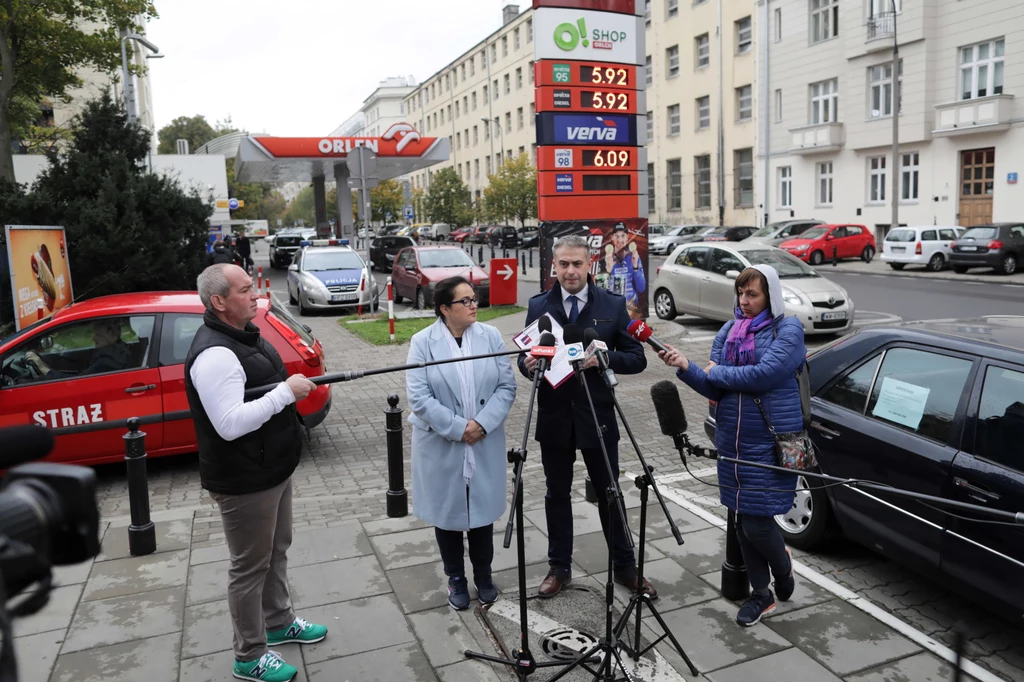 Wzorem PiS-u sprzed lat, Lewica zorganizowała konferencję na stacji paliw