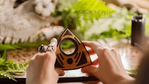 Tabliczka ouija to popularna zabawka wśród osób zainteresowanych okultyzmem