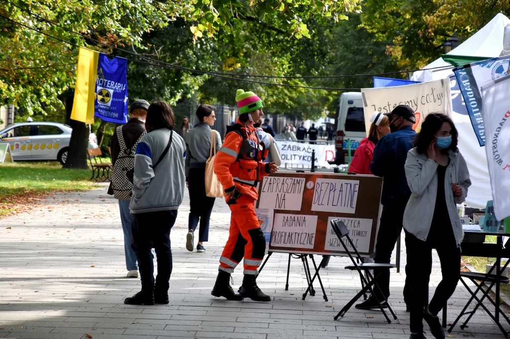 Białe miasteczko - protest pracowników medycznych przed Kancelarią Premiera w Warszawie Białe miasteczko - protest pracowników medycznych przed Kancelarią Premiera w Warszawie