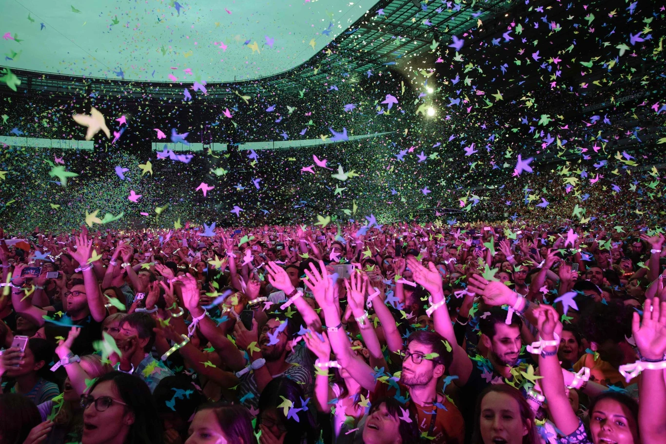 Fani Coldplay podczas koncertu we francuskim Saint Denis, 2017 r. Fani Coldplay podczas koncertu we francuskim Saint Denis, 2017 r.