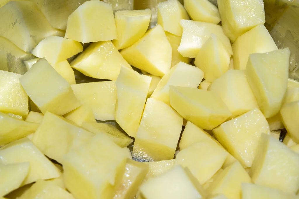Kluczem w dietetycznym przyrządzaniu ziemniaków jest sposób ich przetworzenia - smażone lub w towarzystwie tłuszczów z pewnością będą o wiele bardziej kaloryczne