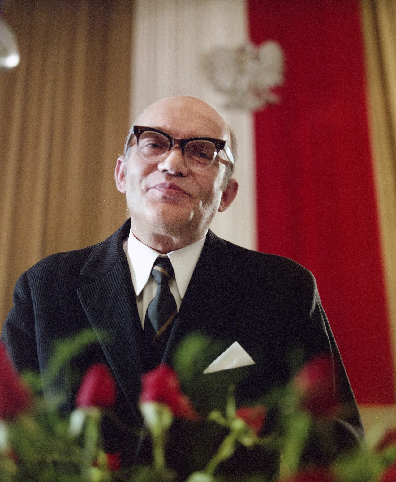 W teatrze zadebiutował w 1964 roku. W 1966 roku otrzymał nagrodę dla młodego aktora za rolę Księdza w "Dziadach" na VI Kaliskich Spotkaniach Teatralnych. W roku 1972 roku otrzymał lubelską nagrodę Srebrna Maska. W 1974 roku otrzymał dwie nagrody: Nagrodę Artystyczną Wojewody Lubelskiego i nagrodę Wojewódzkiej Rady Narodowej w Lublinie.

(na zdjęciu jako Władysław Gomułka w "Kuchni polskiej" Jacka Bromskiego) 