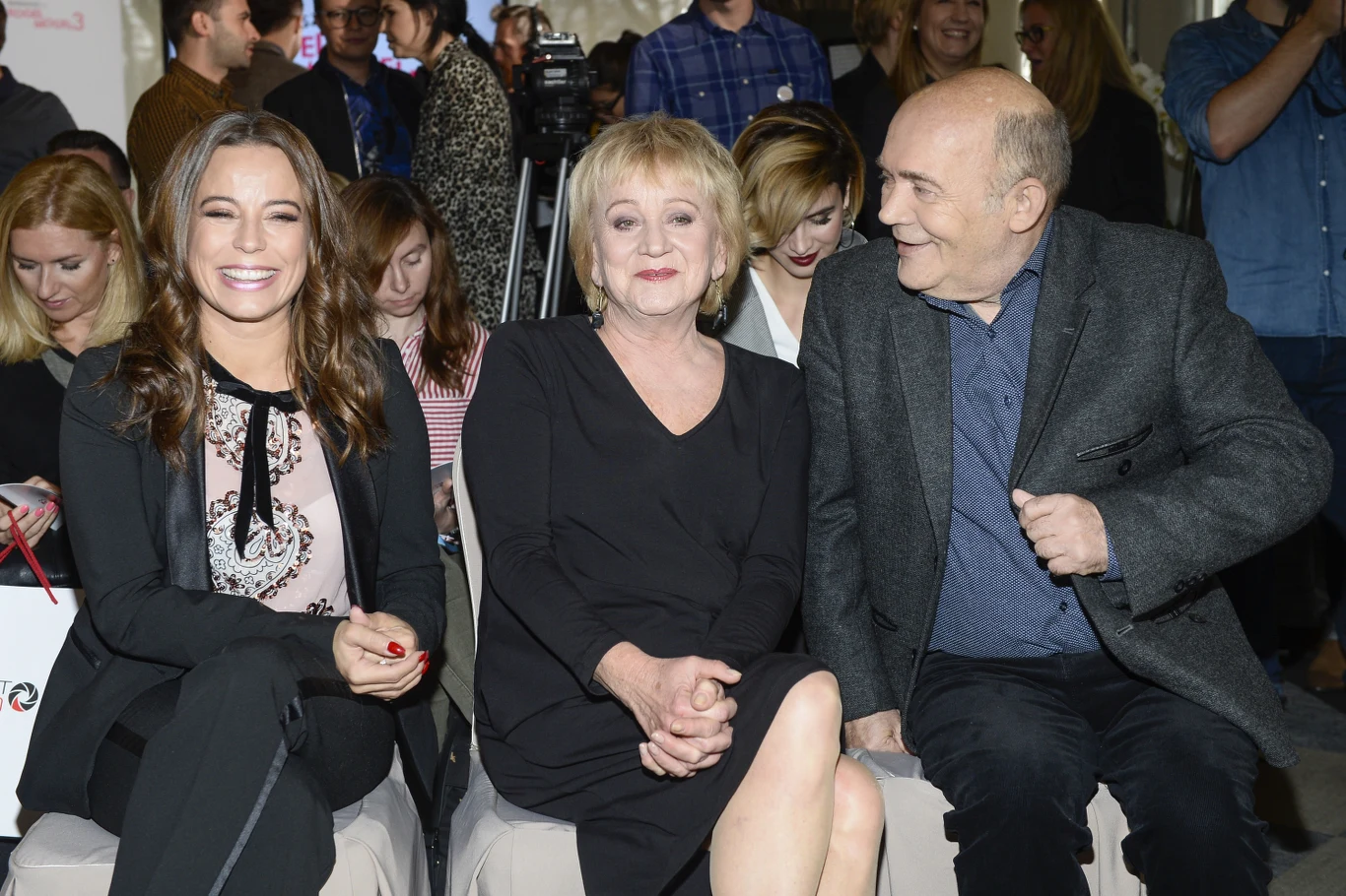 Jego ostatnia kinowa rola pochodzi z filmu "Miszmasz czyli Kogel Mogel 3" (na zdjęciu na premierze filmu w towarzystwie Anny Muchy i Małgorzaty Rożniatowskiej). Aktora zobaczymy też w czekającej na premierę czwartej części cyku.

"Bardzo smutna wiadomość. Zmarł Paweł Nowisz... Na premierę czeka wciąż "Koniec świata czyli Kogel-Mogel 4" z jego udziałem... Odbędzie się już niestety bez Niego na scenie, pozostanie tylko na ekranie i w pamięci widzów..." - napisała na swym profilu na Facebooku scenarzystka Ilona Łepkowska..

 

 
