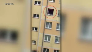 Dwuletnie dziecko chodziło po parapecie okna