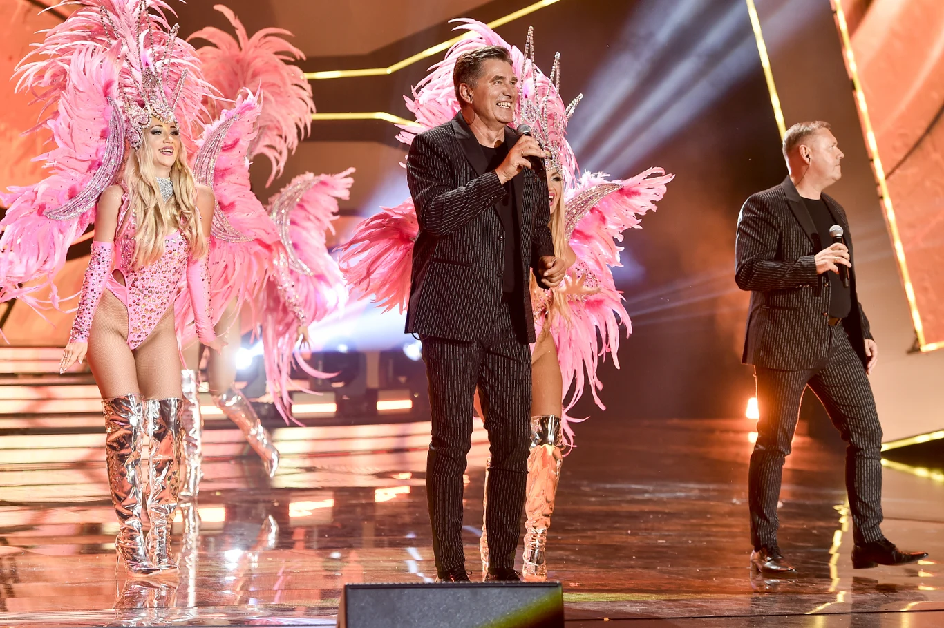 Zespół Sławka Świerzyńskiego startował także w polskich preselekcjach do Eurowizji 2009. Wykonali wtedy utwór "Zabierz mnie, gdzie wiatr tańczy w błękitach". Przegrana nie zniechęciła muzyków i już w następnych eliminacjach zespół zaprezentował "Czy kochasz mnie".