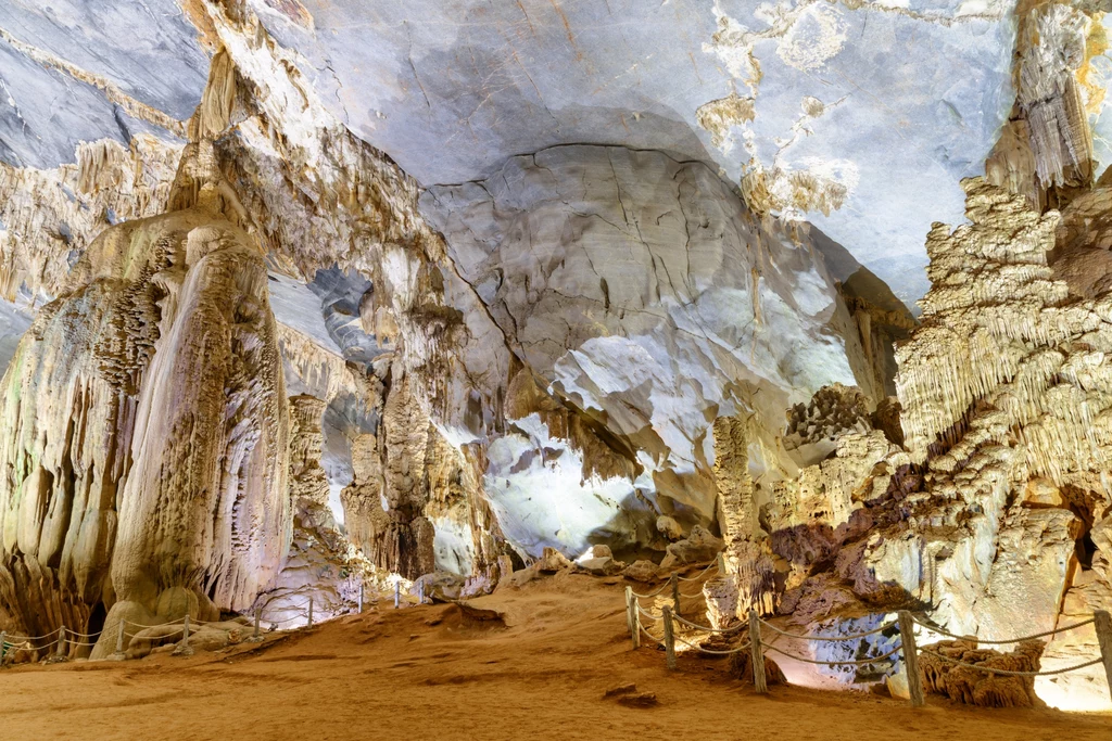 Niesamowite stalagmity w jaskini Phong Nha w Wietnamie są jednym z powodów okrzyknięcia tej jaskini najpiękniejszą na świecie 