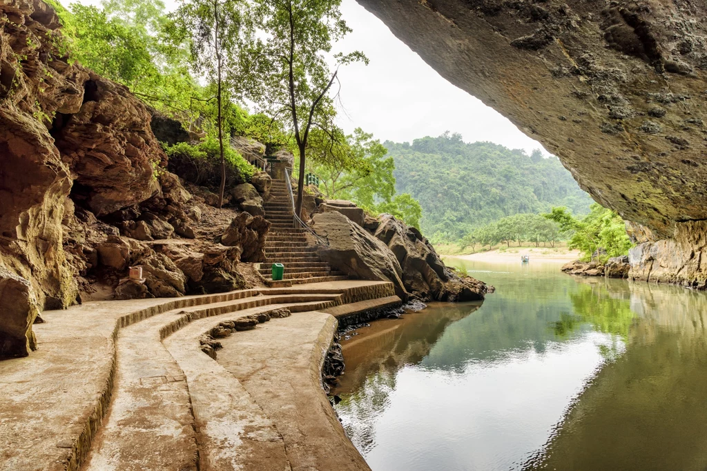 Wypływając z jaskini możemy podziwiać góry i rozległe tereny Parku Narodowego Phong Nha – Kẻ Bàng