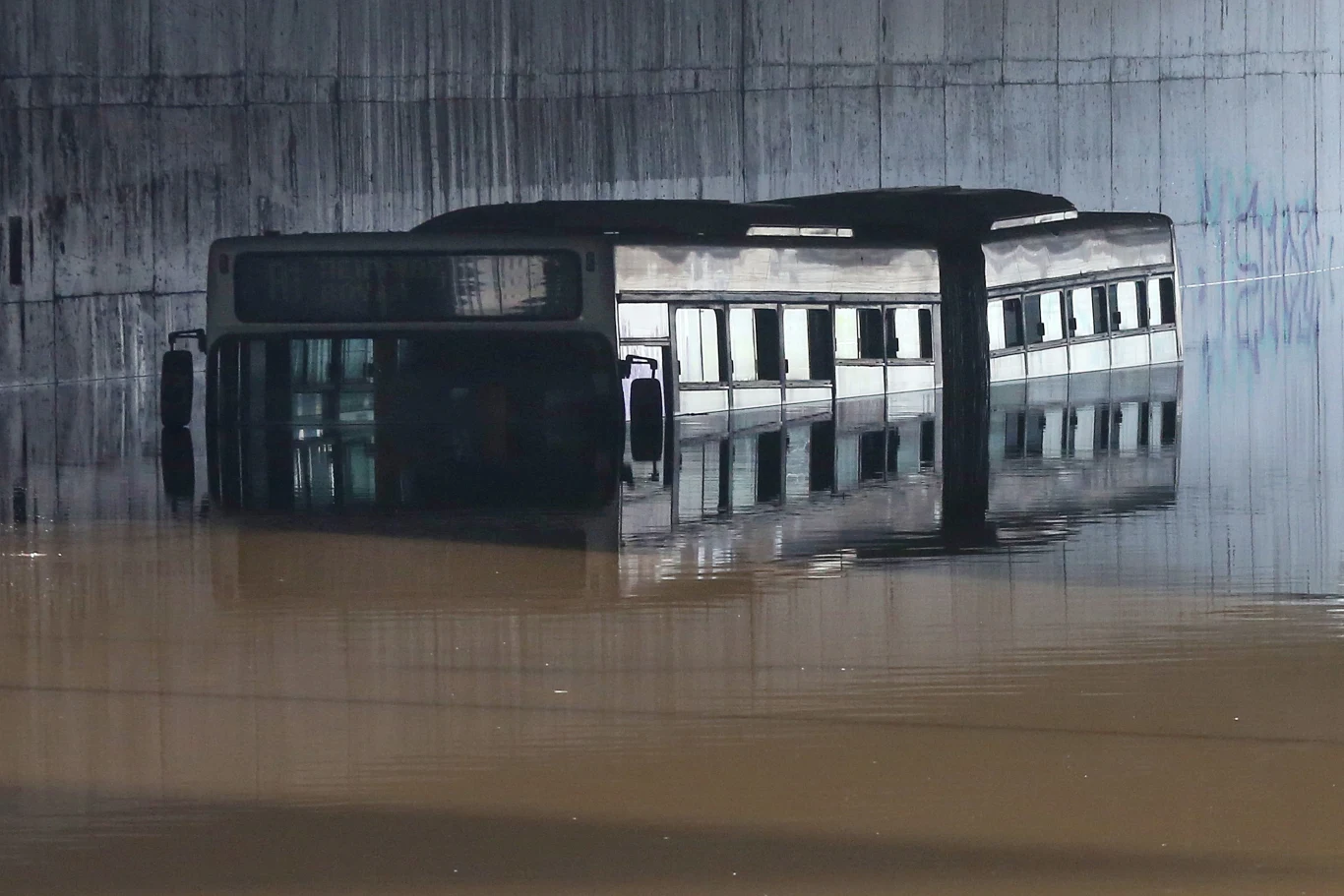 Podtopionych zostało dużo samochodów i autobusów Podtopionych zostało dużo samochodów i autobusów