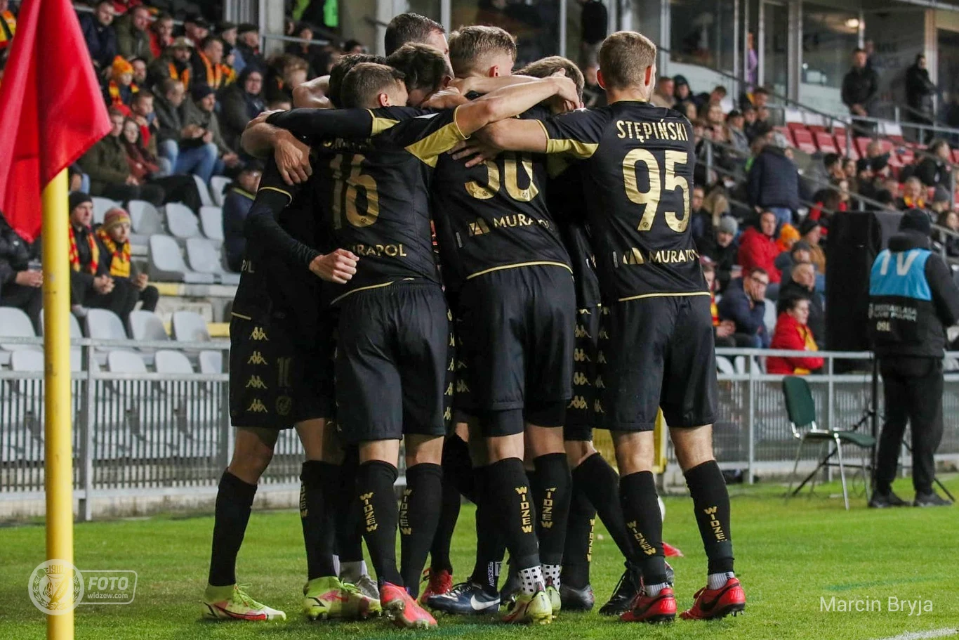 Radość piłkarzy Widzewa po golu z Koroną Radość piłkarzy Widzewa po golu z Koroną