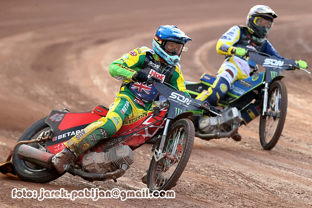 Max Fricke (w kasku niebieskim) wraca na Wyspy Brytyjskie i w sezonie 2022 będzie startował w barwach Belle Vue Aces Max Fricke (w kasku niebieskim) wraca na Wyspy Brytyjskie i w sezonie 2022 będzie startował w barwach Belle Vue Aces