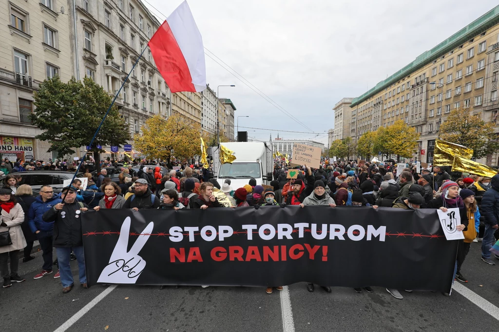 Uczestnicy demonstracji ph. "Stop torturom na granicy" na ulicach Warszawy.