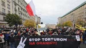 Uczestnicy demonstracji ph. "Stop torturom na granicy" na ulicach Warszawy.