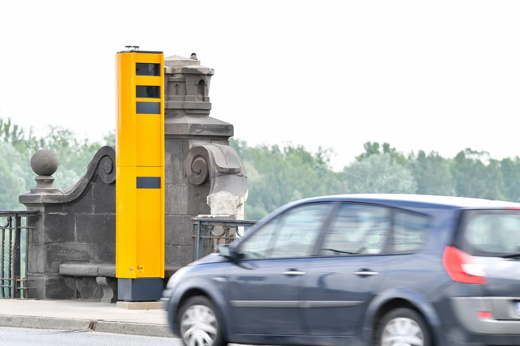 Sześć fotoradarów postawiono na zabytkowym moście, co wywołało oburzenie. Mimo tego, szpecące przeprawę urządzenia uruchomiono