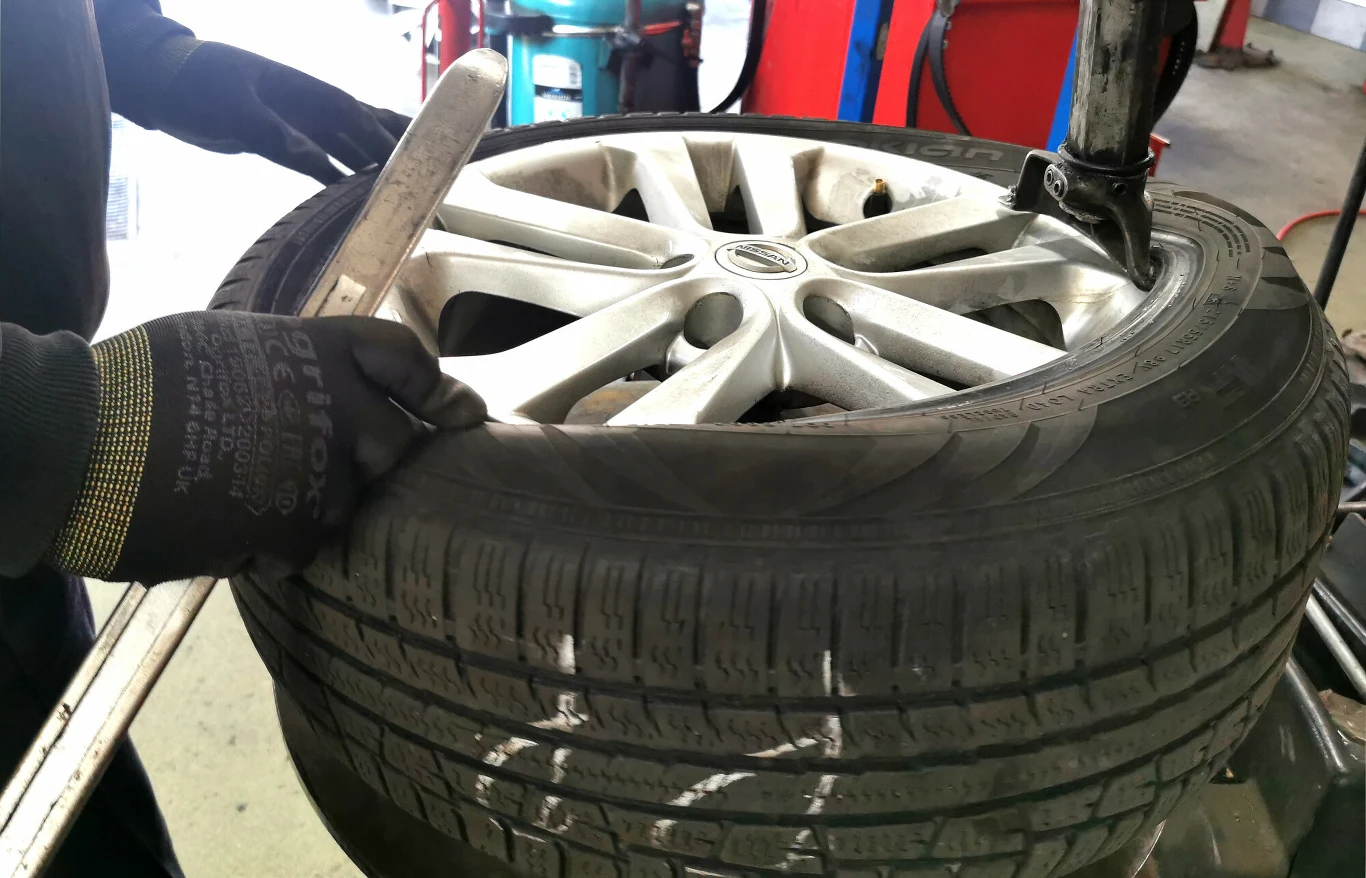Gdy temperatura spadnie poniżej 7 stopni Celsjusza, powinniśmy już wymienić opony letnie na zimowe. Gdy temperatura spadnie poniżej 7 stopni Celsjusza, powinniśmy już wymienić opony letnie na zimowe.