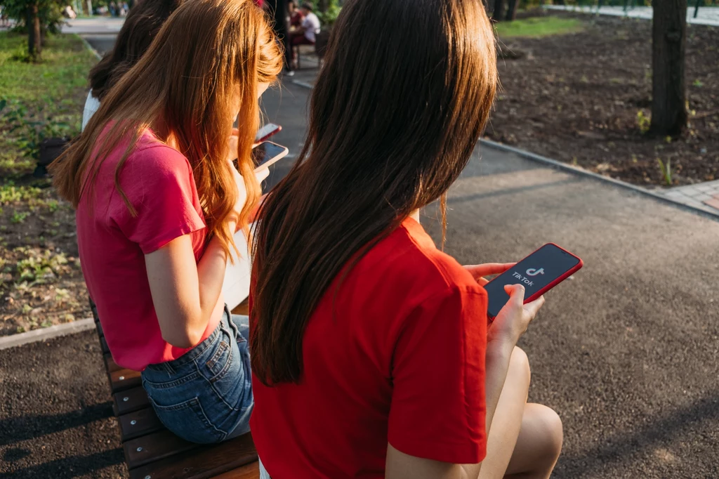 Specjaliści podejrzewają, że TikTok może być przyczyną tików wśród nastoletnich dziewczyn