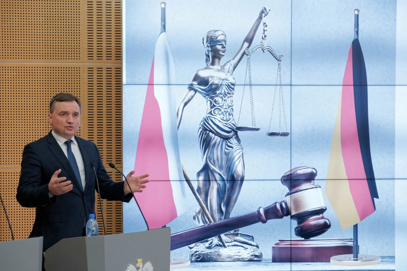 Minister sprawiedliwości Zbigniew Ziobro podczas konferencji prasowej w siedzibie Prokuratury Krajowej w Warszawie Minister sprawiedliwości Zbigniew Ziobro podczas konferencji prasowej w siedzibie Prokuratury Krajowej w Warszawie