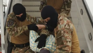 Funkcjonariusze SG wyprowadzają z samolotu agresywnego pasażera