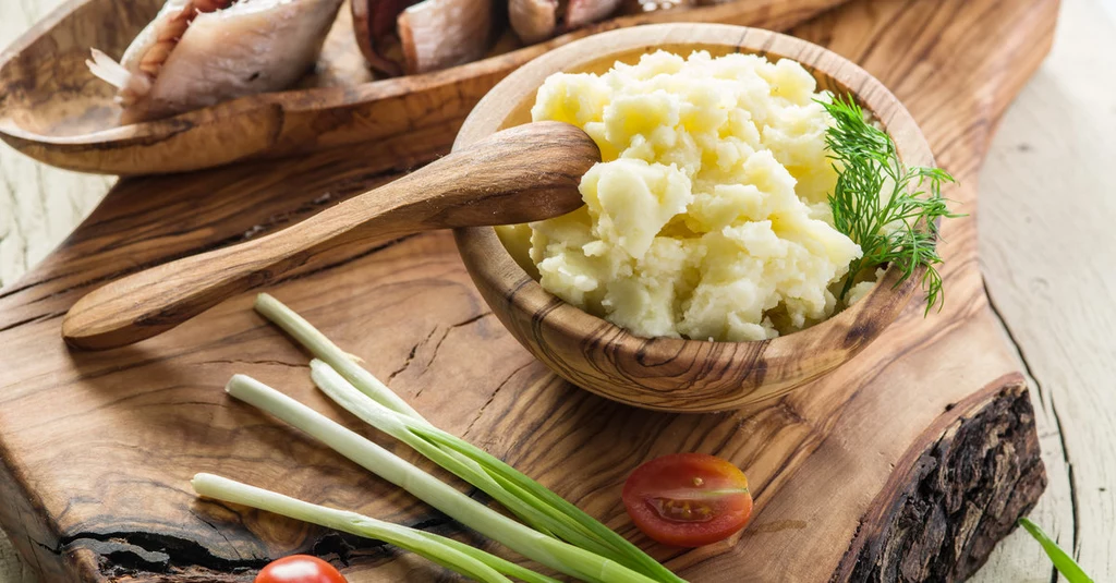 Ziemniaki w Polsce najczęściej gotujemy w wodzie, ale okazuje się, że niektórzy mają inne sposoby