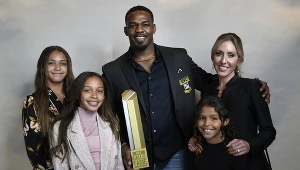 Jon Jones z rodziną podczas uroczystości wprowadzenia walki do Hall of Fame UFC
