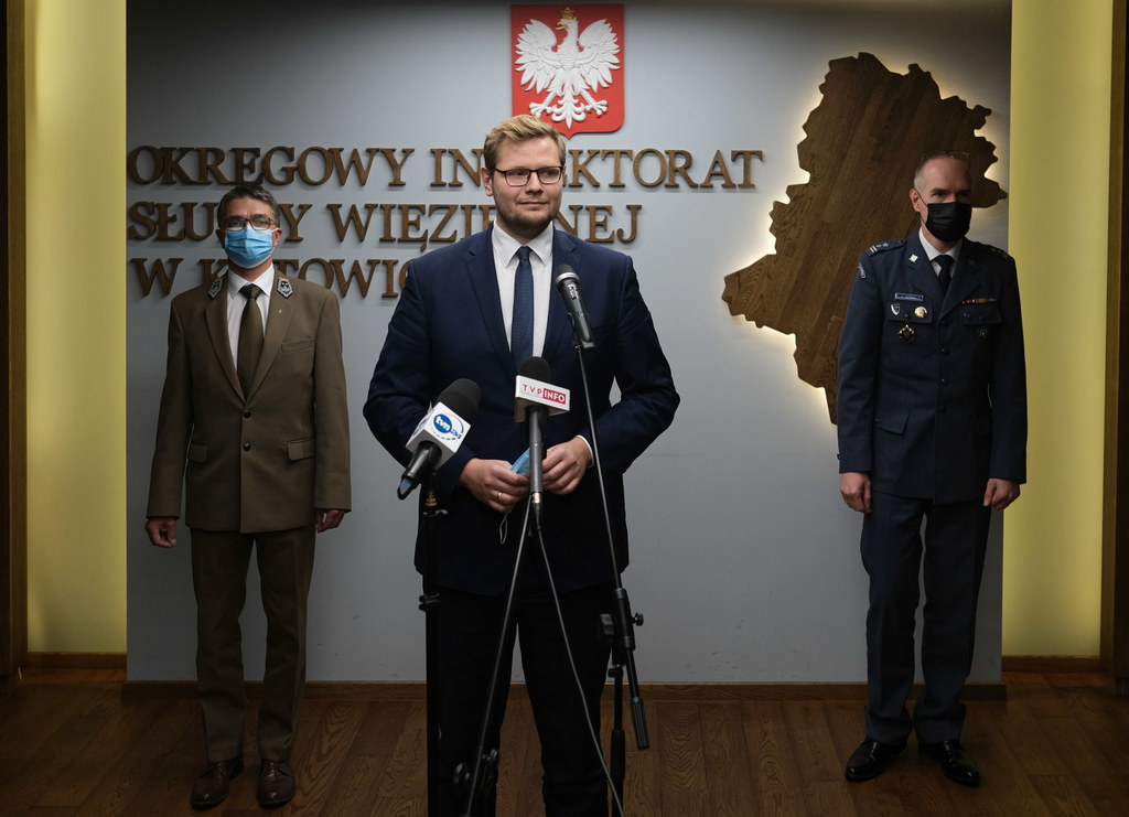 Wiceminister sprawiedliwości Michał Woś, zastępca dyrektora w Regionalnej Dyrekcji Lasów Państwowych w Katowicach Jurand Irlik oraz dyrektor Okręgowego Inspektoratu Służby Więziennej w Katowicach ppłk Łukasz Górny