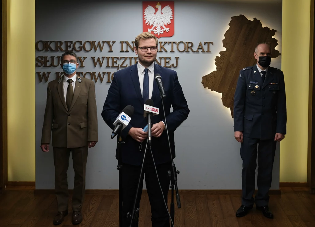 Wiceminister sprawiedliwości Michał Woś, zastępca dyrektora w Regionalnej Dyrekcji Lasów Państwowych w Katowicach Jurand Irlik oraz dyrektor Okręgowego Inspektoratu Służby Więziennej w Katowicach ppłk Łukasz Górny Wiceminister sprawiedliwości Michał Woś, zastępca dyrektora w Regionalnej Dyrekcji Lasów Państwowych w Katowicach Jurand Irlik oraz dyrektor Okręgowego Inspektoratu Służby Więziennej w Katowicach ppłk Łukasz Górny