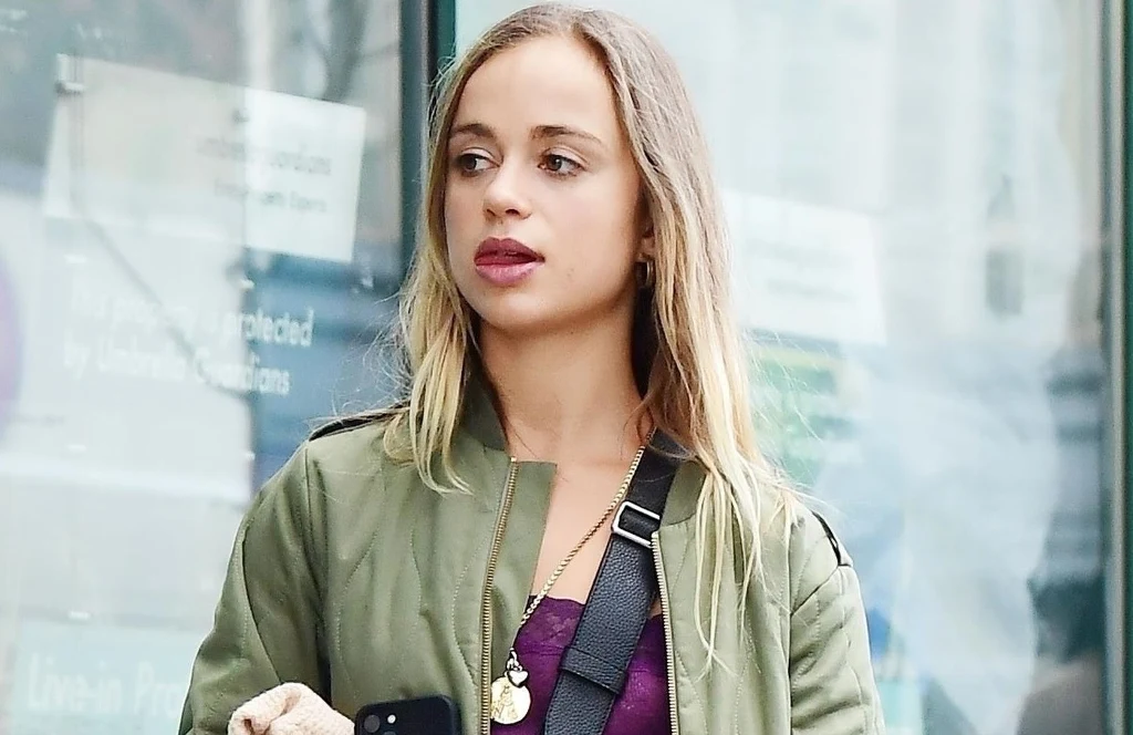 Amalia Windsor z piwem 