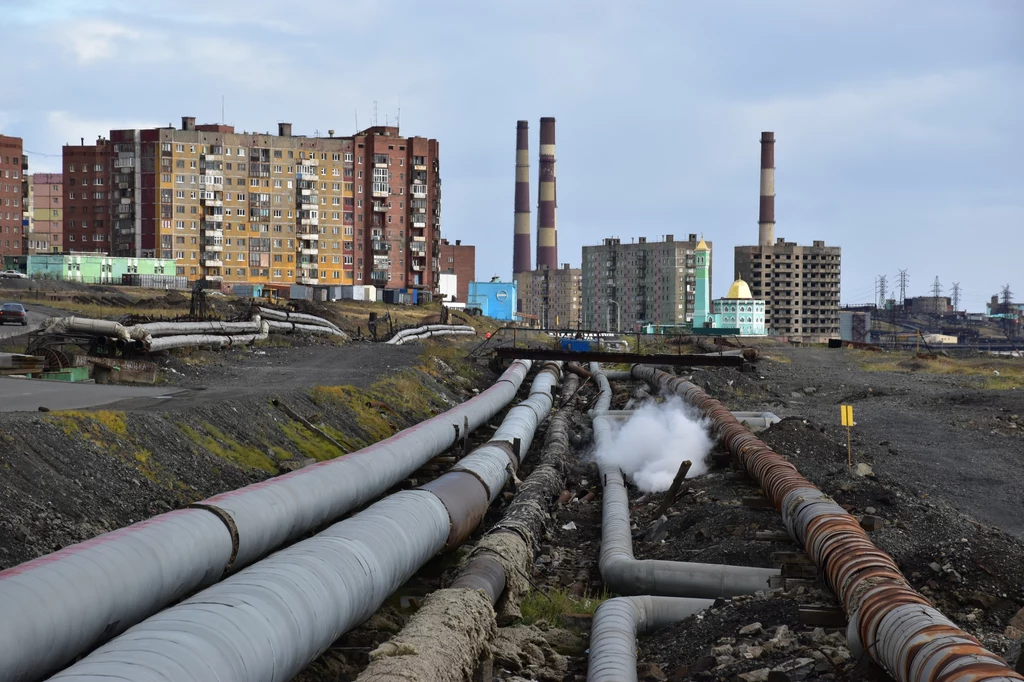 "Ta cała wielka industria otaczająca Norylsk nie jest niczym osłonięta: hałdy, słupy wysokiego napięcia, żwir, kłębowiska rur i złomu"